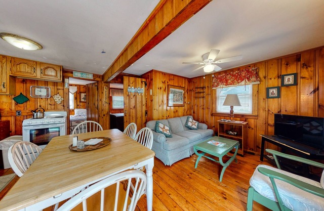 Rustic & well-equipped cottage near the ocean w/gas grill, deck w/chairs, & lawn