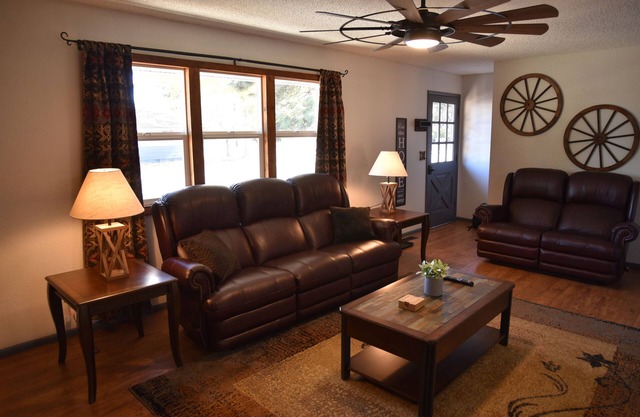 Rustic Western Retreat steps from Rte 66 & Grand Canyon Train Depot-Pet Friendly