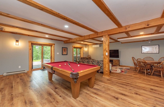 Rustic Woodsy Getaway w/Hot Tub & Fireplace