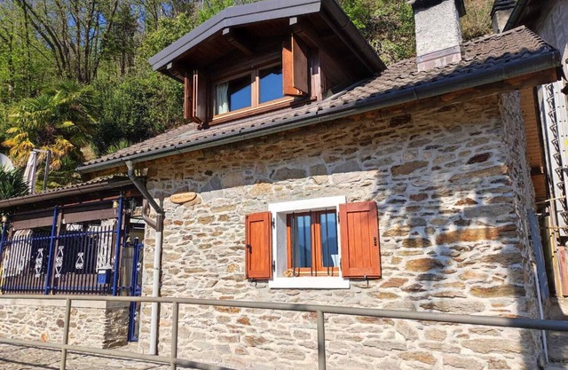 Rustico Diana with wildly romantic garden and lake and mountain views
