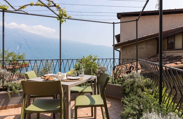 Rustico Minichèto -La Vigna: lovely apartment wit lake view balcony
