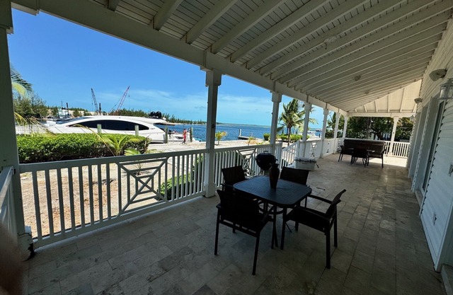 RW BIMINI RESORT - BAY WATERFRONT 4 BED/3 BATH PRIVATE HOUSE - 75FT BOAT SLIP