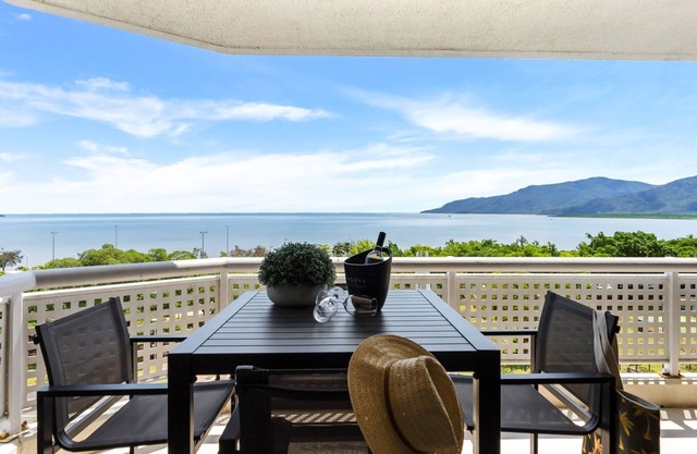 Rydges Plaza Esplanade Luxury 2-Bedroom Apartment