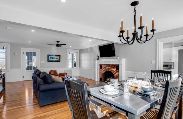 Rye Retreat: Fireplace, Fast WiFi, Big Screen TV - Near Portsmouth, Seabrook, Seaside, and Shopping