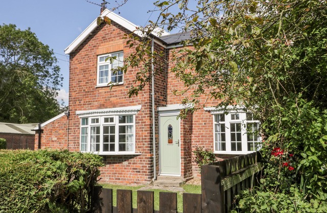 RYEBY GARTH, pet friendly, character holiday cottage in Patrington