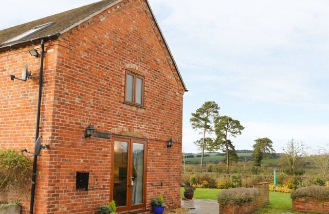 RYELANDS COTTAGE, pet friendly, with a garden in Much Wenlock