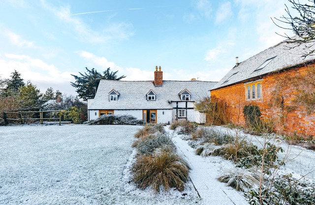 RYTON GRANGE TRADITIONAL FARMHOUSE PLUS ADJACENT HAY BARN TO SLEEP 18