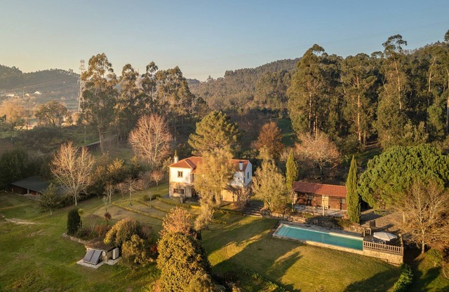 São Julião Retreat | Pool, Jacuzzi & Garden Escape