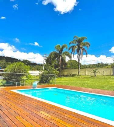 Sítio com piscina e lago