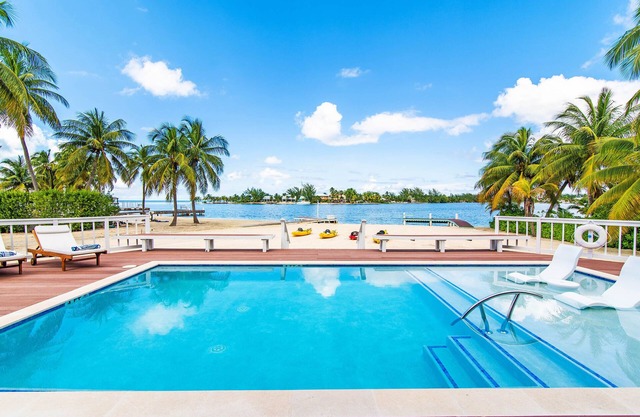 S'Kai Fall: Beach House on Bio Bay w/Private Pool + Dock, Walk to Rum Point Club & Kaibo