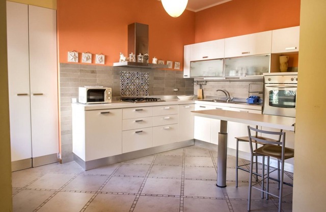 S034 - Sirolo, tastefully furnished four-room apartment in the center