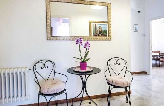 S069 - Sirolo, four-room apartment in the center with terrace and garage