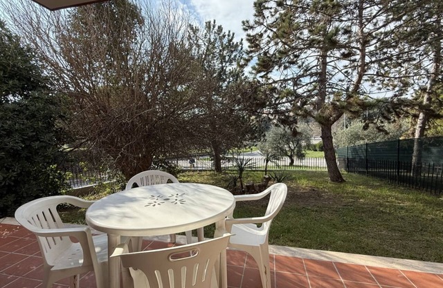 S077 - Sirolo, three-room apartment with garden in the center