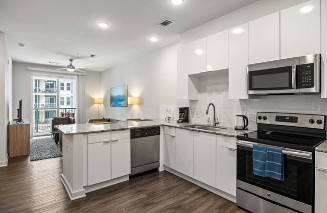 (S1BD) Serviced 1-BR w/Full Kitchen in Walkable Neighborhood