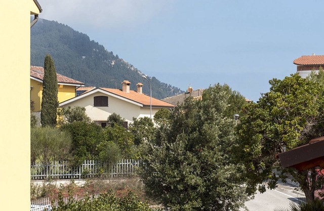 S305 - Sirolo, delightful apartment with porch