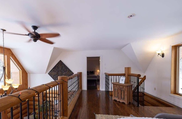 Sainte-Lucie: Luxury Chalet with Hot Tub, River & Sauna!