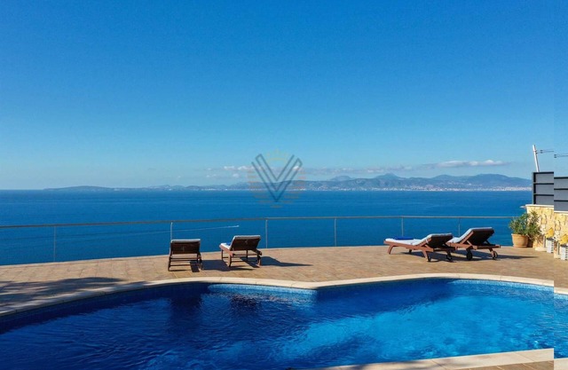 Sa Torre Voramar, Wonderful Villa with swimming pool on the Sea front line