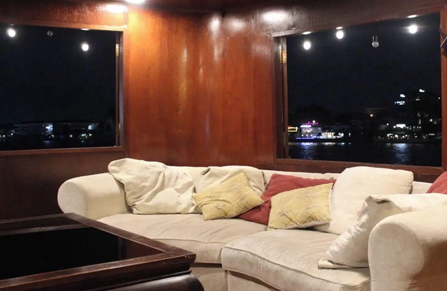 Sabai Sabai Liveaboard Bangkok Your Stay on the river in the center of Bangkok.