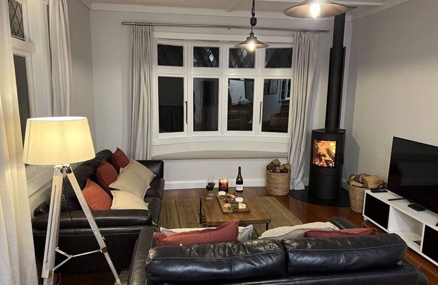 Sackville Retreat (2 min walk to Square), Close to town and short walk to Vineyards