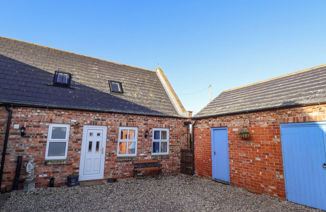 SADDLE RACK COTTAGE, romantic, country holiday cottage in Fulstow