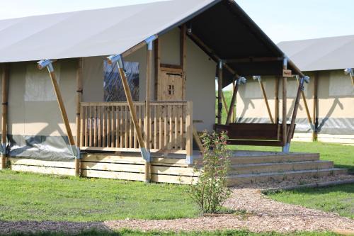 Safaritent Wood met tuinzicht