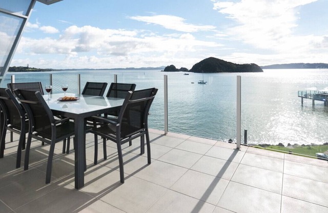 SAIL AWAY - WATERFRONT PAIHIA HOLIDAY APARTMENT in Paihia