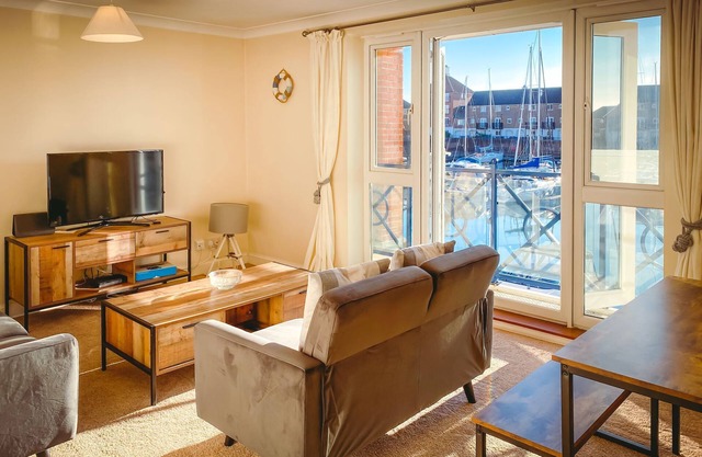 Sailor's Rest: modern 2-bed, 2-bath with gorgeous water views