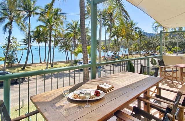 Sails on Horseshoe Apartment 4 - Beachfront Apartment by the Bay