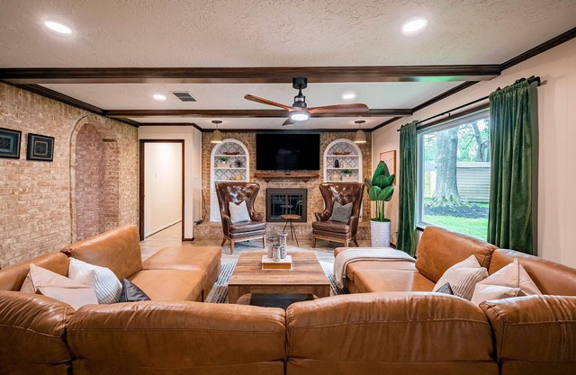 Saint Cloud Serenity, Cozy Enclosed Porch + Fun Game Room