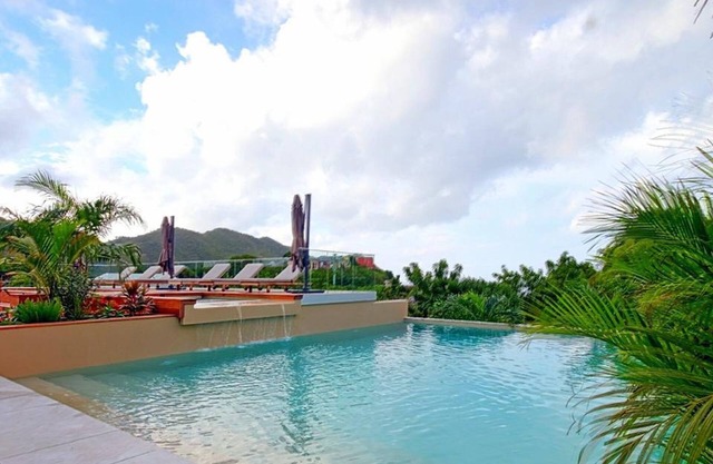 Saint-Martin: Luxurious 2-Level Apartment with Terrace, Pool, Fiber Internet and Air Conditioning