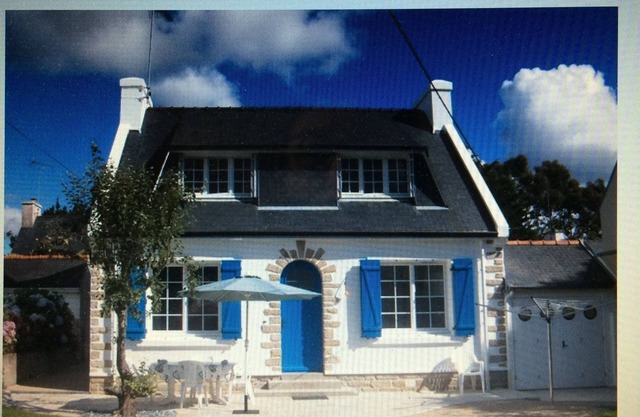 SAINTE-MARINE, near port and beach, enclosed garden.
