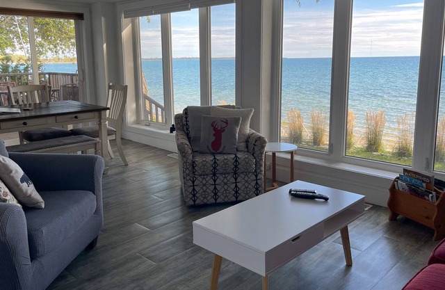 Sakura Cottage-waterfront PEC