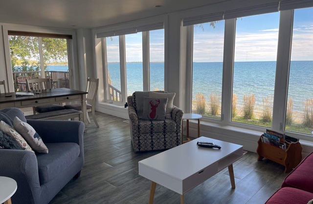 Sakura Cottage - Waterfront PEC