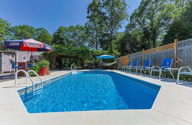 Sal's Place-Close to Tourism, Private Yard, Pool!