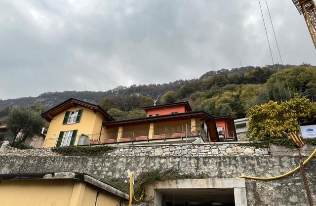 SALA COMACINA APARTMENT NO 1-SLEEPS 10 by Italian Apartments