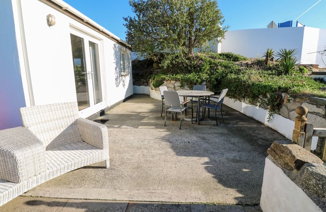 SALAKEE, pet friendly, character holiday cottage in Praa Sands