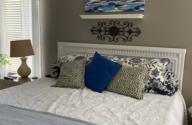 Sale! Naples FL golf community! Owner assistance w/fees. 2 BR, much more