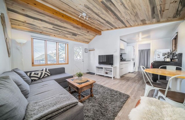 SALE! Views & wildlife, walk to Park