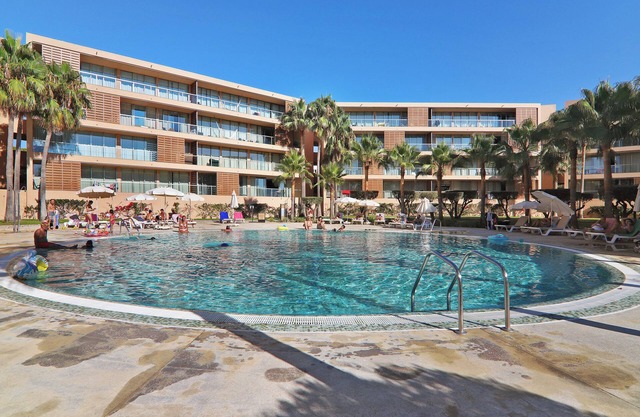 Salgados 4Seasons Apartment with Pool, A/C, Wi-Fi, Garden & Balcony