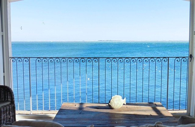 Salicorne - Luxury waterfront apartment with stunning views