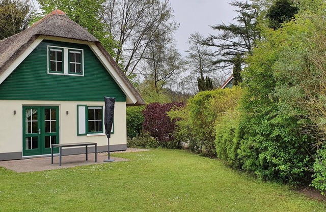Salland Holidays. Luxury 4 person thatched cottage.