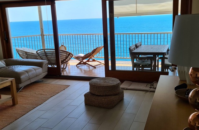 Salou superb 1st line air-conditioned apartment, wifi, direct access to the sea.