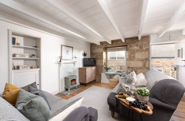 Salt Loft - a house that sleeps 4 guests in 2 bedrooms