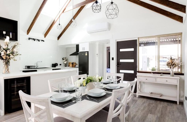 Salt & Pepper; Beautiful Town House in Margs!