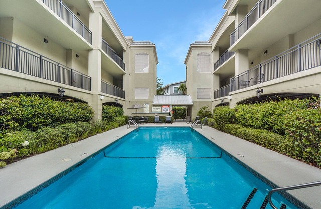 Salt Therapy! Large Studio Unit w/extra bedroom