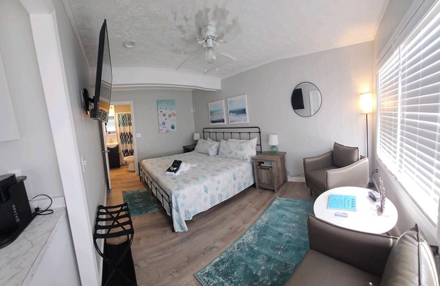 Saltaire 2: Studio King Steps 2 Private Beach Pool