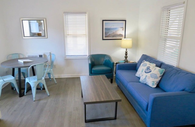 Saltaire Cottages 3: 2BR Steps to Private Beach Access Screened Porch Pool