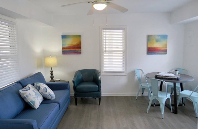 Saltaire Cottages 7: 2BR Steps to Private Beach Access Screened Porch Pool!
