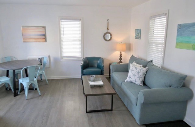 Saltaire Cottages 9: 2BR Steps to Private Beach Access Screened Porch Pool
