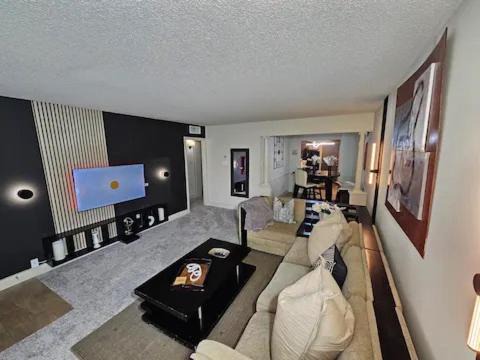 Saltwater Pool 2BR Near Galleria Walkable, Stylish & Central Marquee Uptown